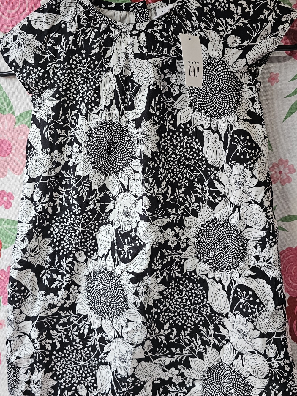 GAP Black & White Floral Print Women’s Top